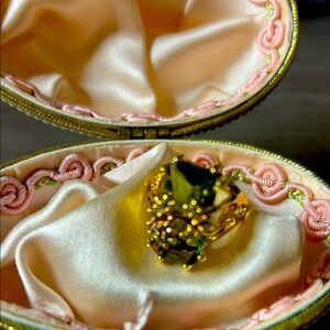 Elegant Gold and Green Ring